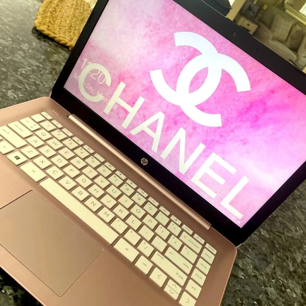 LIKE NEW ROSE GOLD HP WITH CHARGER AND BOX . USED ONCE